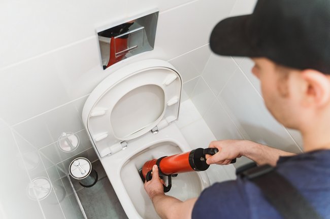 Mieter ruft Handwerker wegen kaputter Toilette: Wer muss zahlen?
