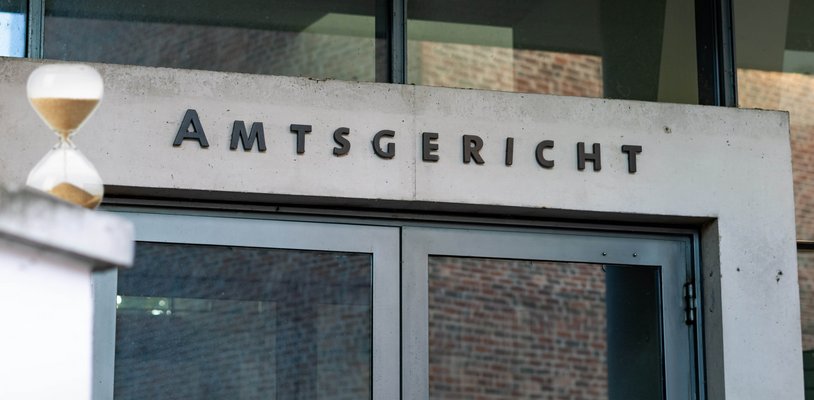 Gericht vertrödelt Klage: Geduldiger Wohnungseigentümer versäumt Anfechtungsfrist