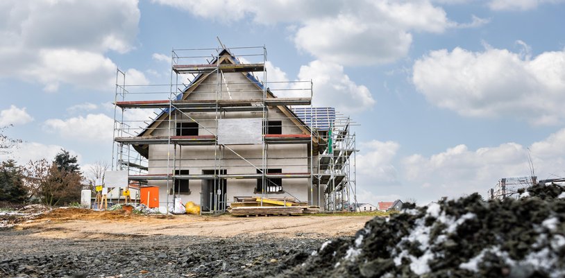 Hausbau zum Festpreis: Keine unbegrenzte Preisanpassung wegen Materialkostenanstieg